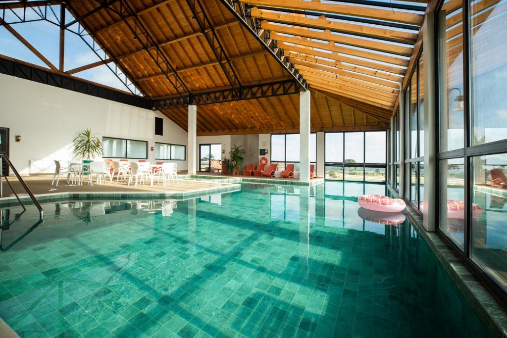 Capão AltoCerro Azul Hotel Fazenda的大型游泳池设有大型天花板