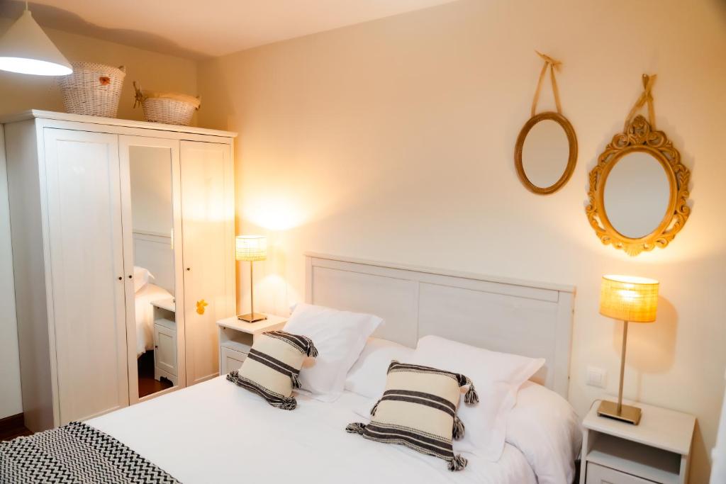 圣维森特-德拉巴尔克拉Apartamentos Costa Norte的卧室配有白色的床和2个黑白枕头