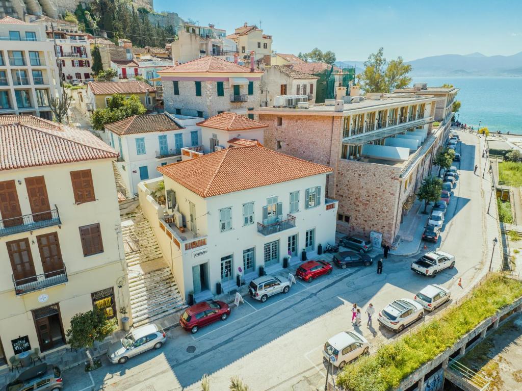 纳夫普利翁Impero Nafplio Hotel & Suites的城市空中景观,汽车停放