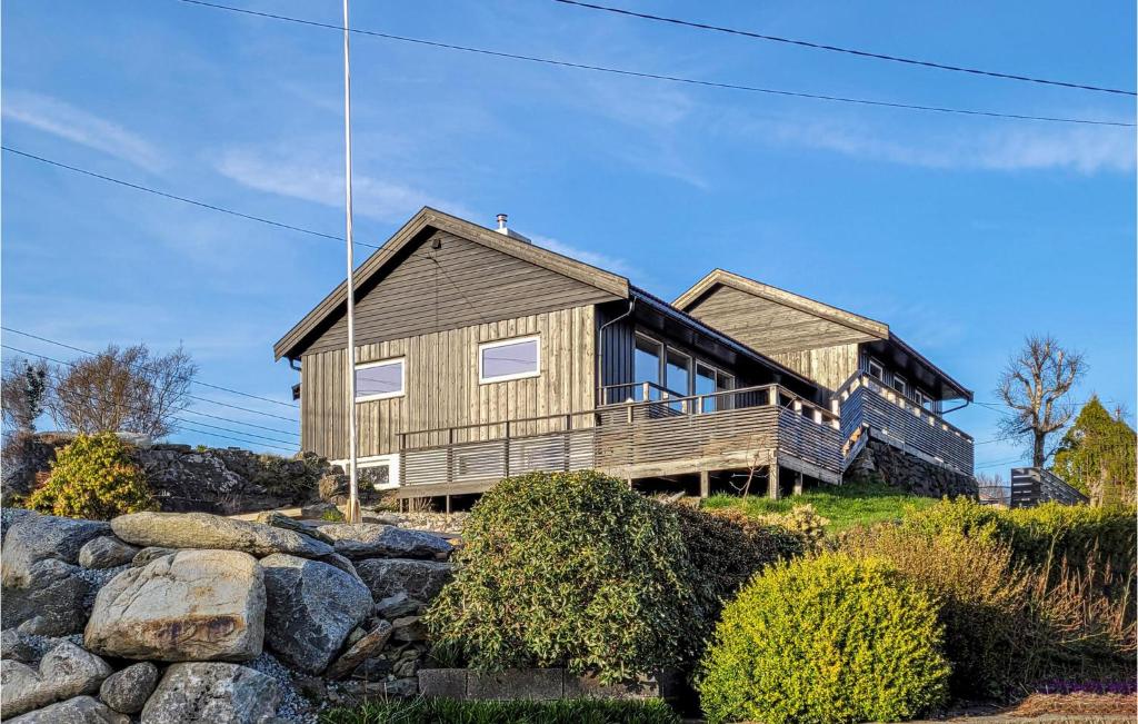 Stunning Home In Hvik With Wifi的山顶上岩石的房子