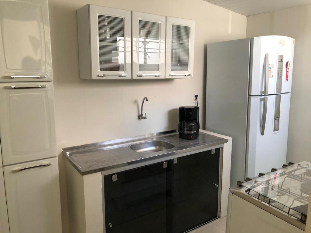彼得罗利纳Casa completa, Gercino的厨房配有水槽和冰箱