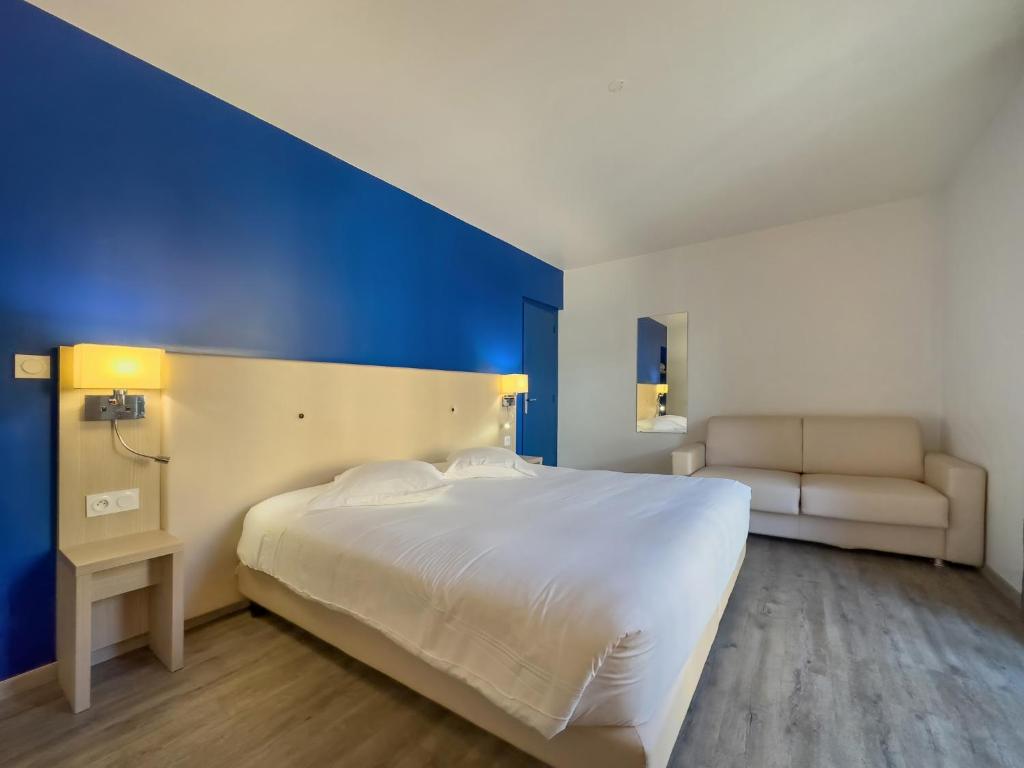 坎佩尔Hotel De La Gare的卧室配有白色的床和蓝色的墙壁