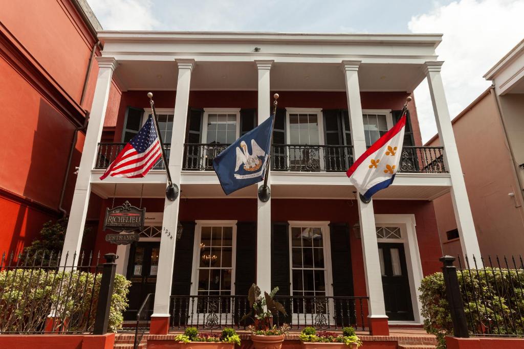 新奥尔良法国区黎塞留酒店的前面有三面旗帜的红色建筑