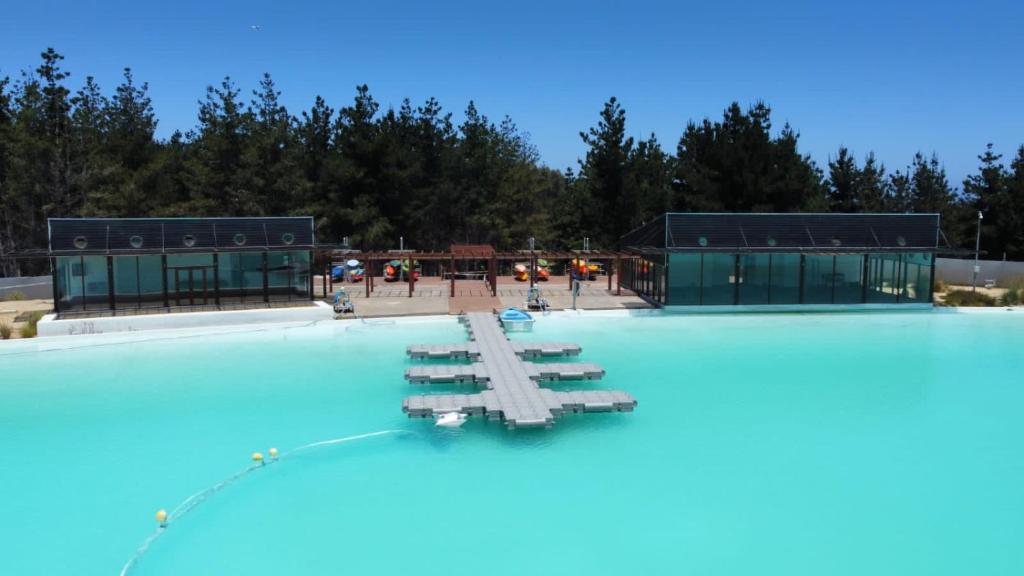 拉斯克鲁塞斯Laguna mar的一个蓝色的游泳池,两栋建筑