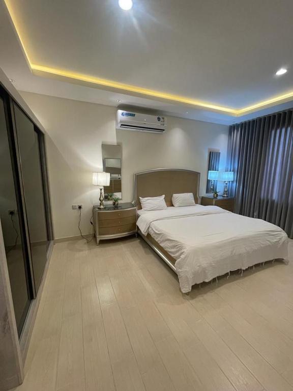利雅德Al Narjes Villas & Apartments的卧室配有一张白色大床