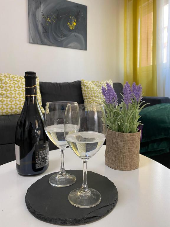 都拉斯SOL Lux Apartments 1st Floor的一张桌子,上面放有两杯酒和一瓶葡萄酒