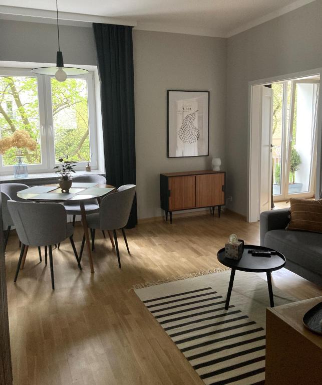 华沙Soul Apartment的客厅配有桌子和沙发