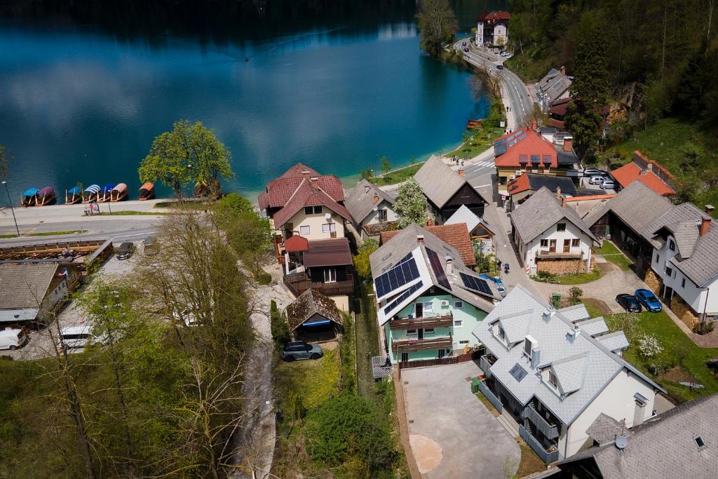 布莱德Lakeside Apartments Bled的享有湖畔小镇的空中景色