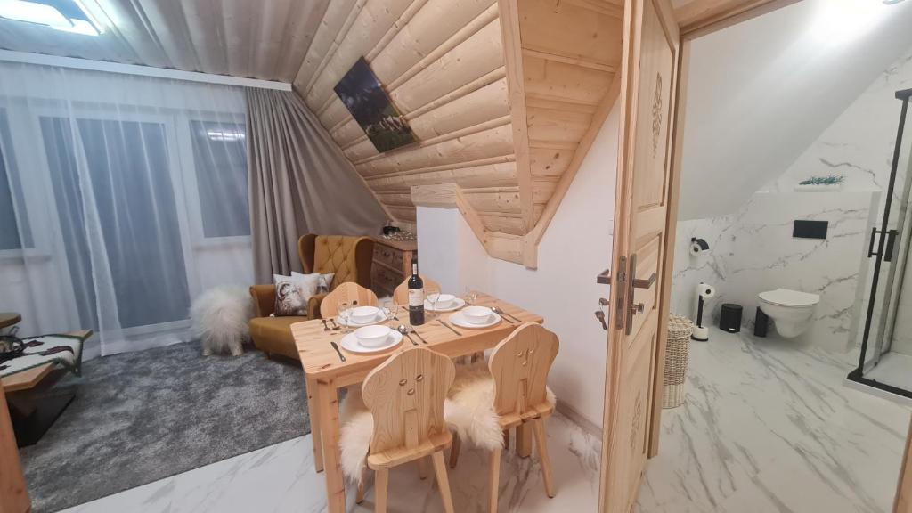 扎布Pokoje Kubikowe的小房间设有木桌和椅子