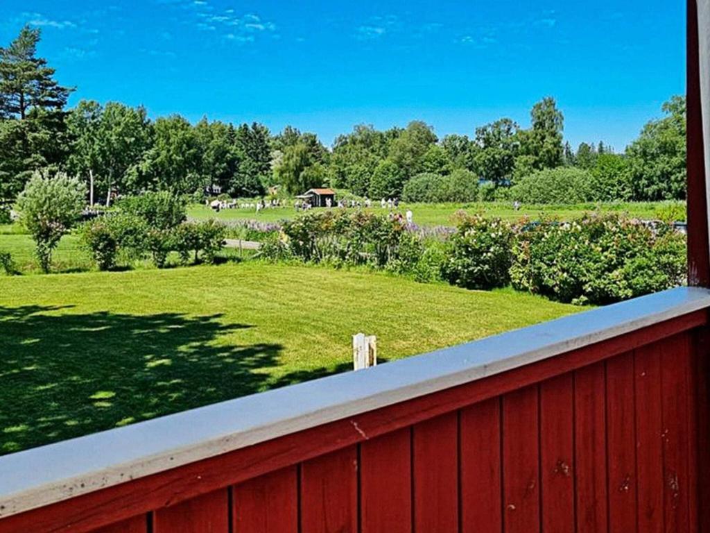 南泰利耶Holiday home Södertälje的红栅栏和有马的草场