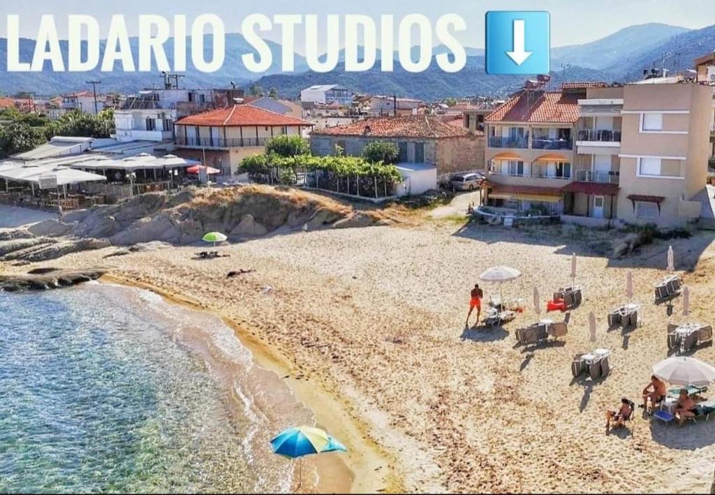 萨尔蒂Ladario Studios的享有海滩美景,设有建筑和la luna一室公寓