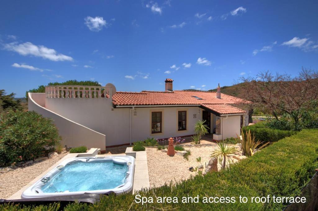 布德恩斯Quinta Casa May的别墅前设有游泳池