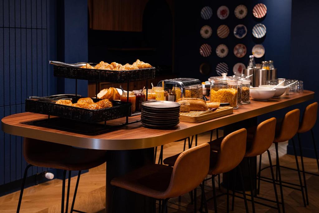 昂热Hôtel D'Anjou的一张桌子,上面有面包和食物篮子