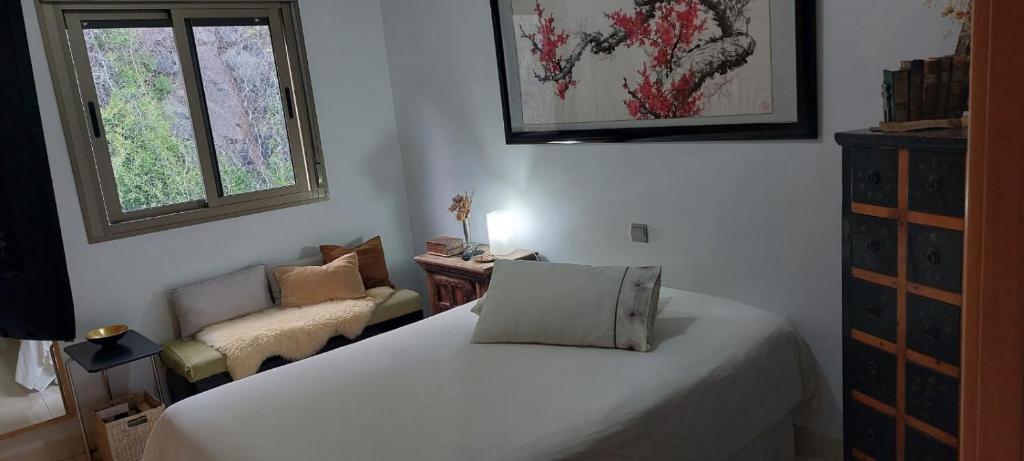 圣克鲁斯-德特内里费Cozy room near Las Teresitas beach的卧室配有床、椅子和窗户。