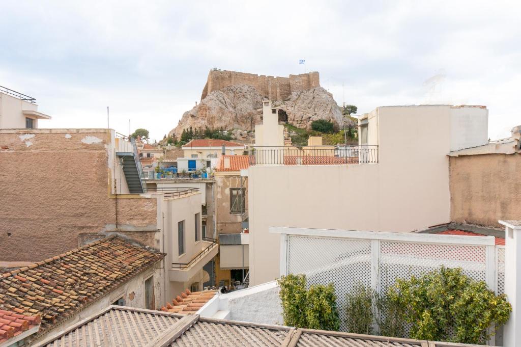 雅典Afrodite's Mansion in Plaka by JJ Hospitality的从建筑屋顶上可欣赏到雅典卫城的景色