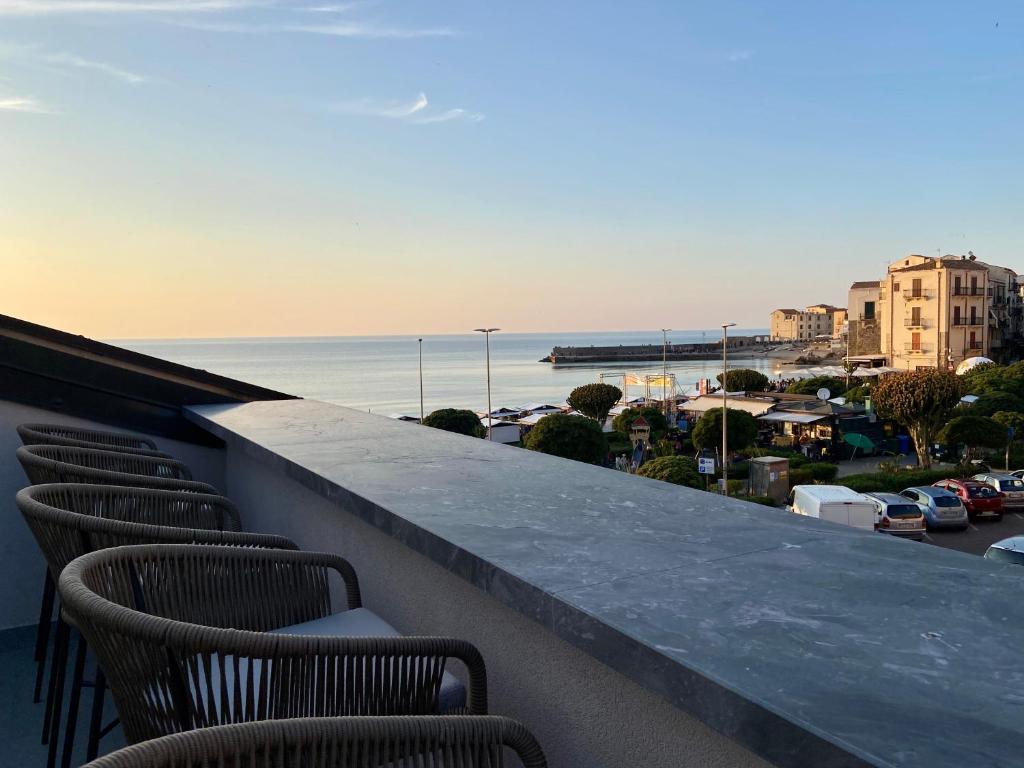 切法卢Salemare Rooms & Suites的阳台上的一排椅子,享有海景