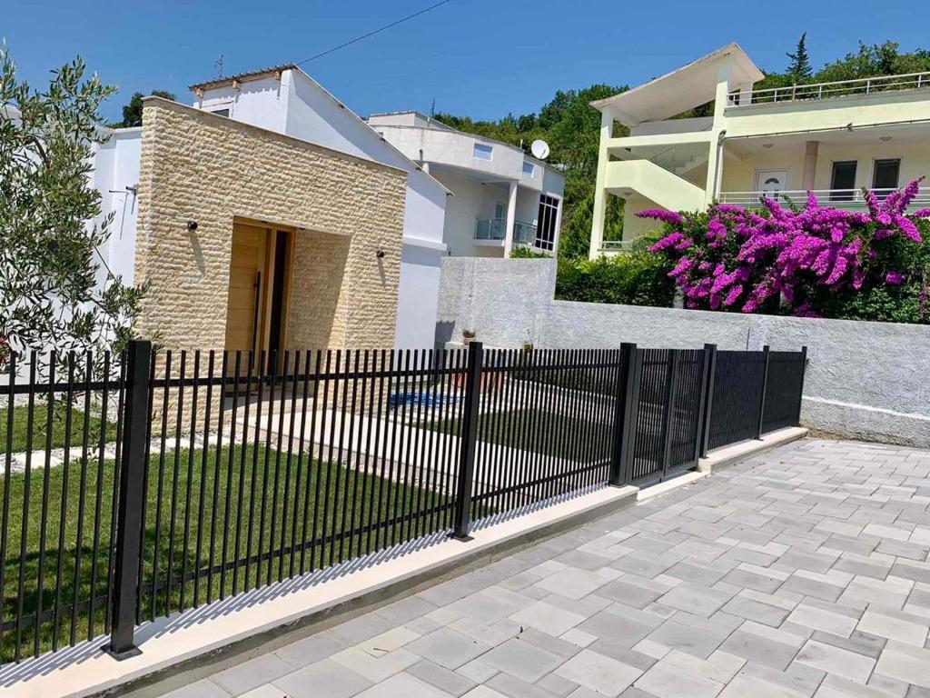 乌尔齐尼Villa Cellesina的房屋前的黑色围栏