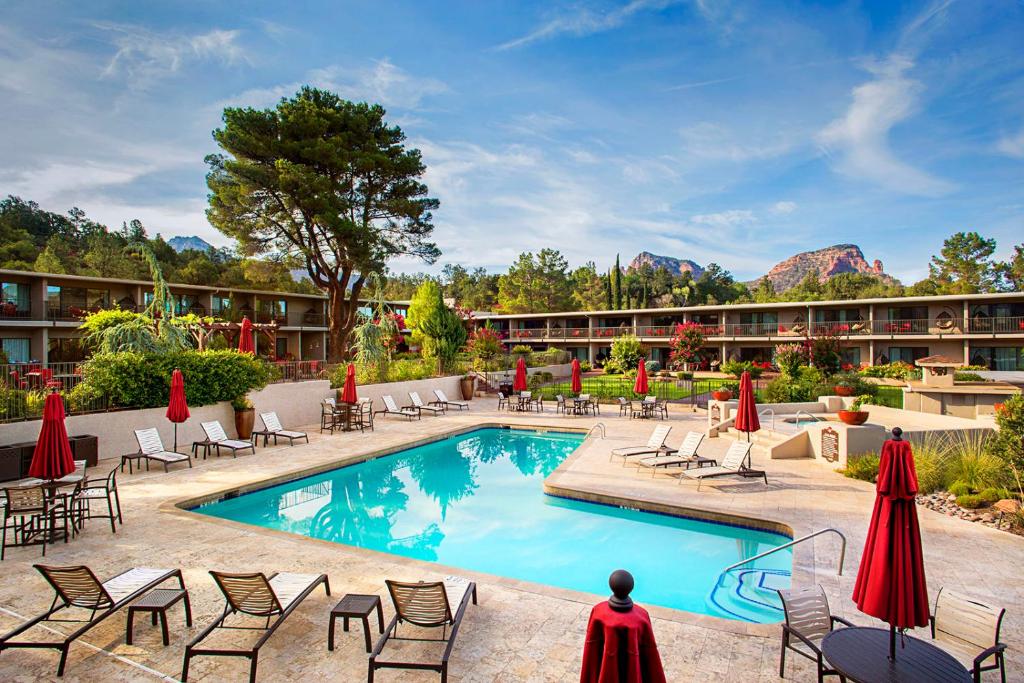 塞多纳塞多纳阿拉贝拉酒店的一个带游泳池和椅子的酒店和一个度假胜地