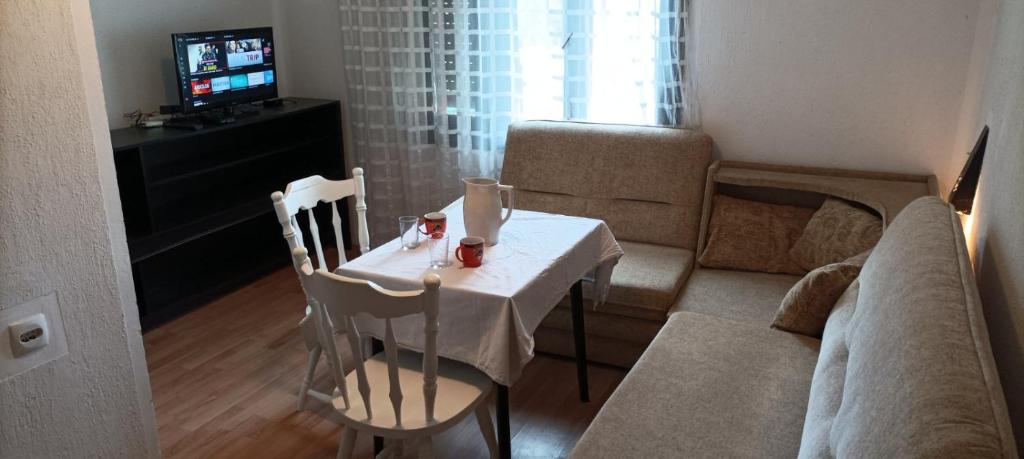 Kursumlijska BanjaKursumlijska banja apartman 4+1的客厅配有桌子和沙发