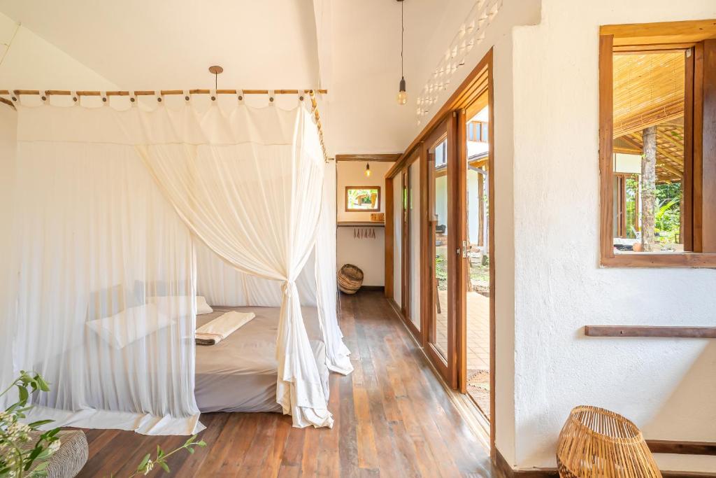 大塞拉Casa do Jardim的一间卧室配有一张带蚊帐的床