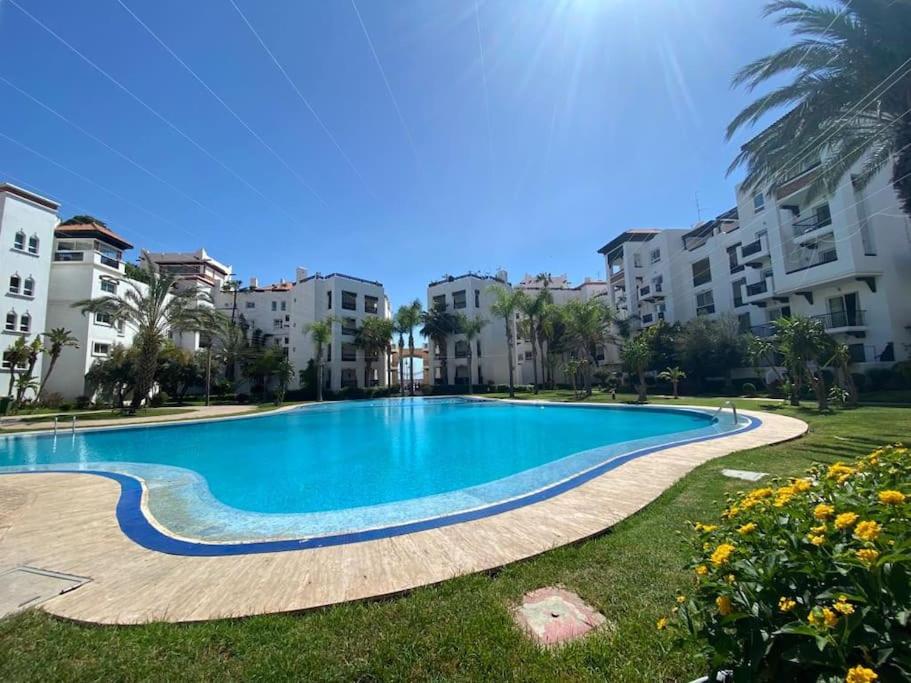 阿加迪尔Marina Agadir - Luxury Pool view apartment 2Bdr的一座大型游泳池,位于带建筑物的庭院内