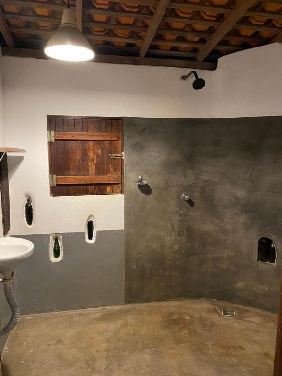 阿廷斯Casa Acquamarina的一间带水槽和淋浴的浴室