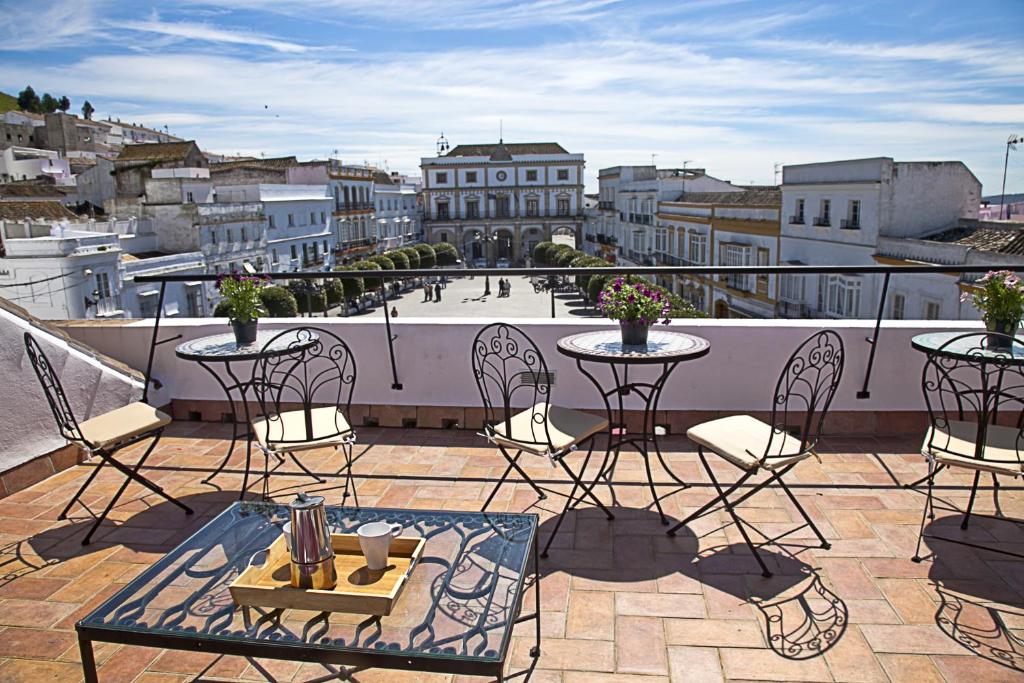 麦地那西多尼亚德拉阿拉米达公寓的设有带桌椅的市景阳台。