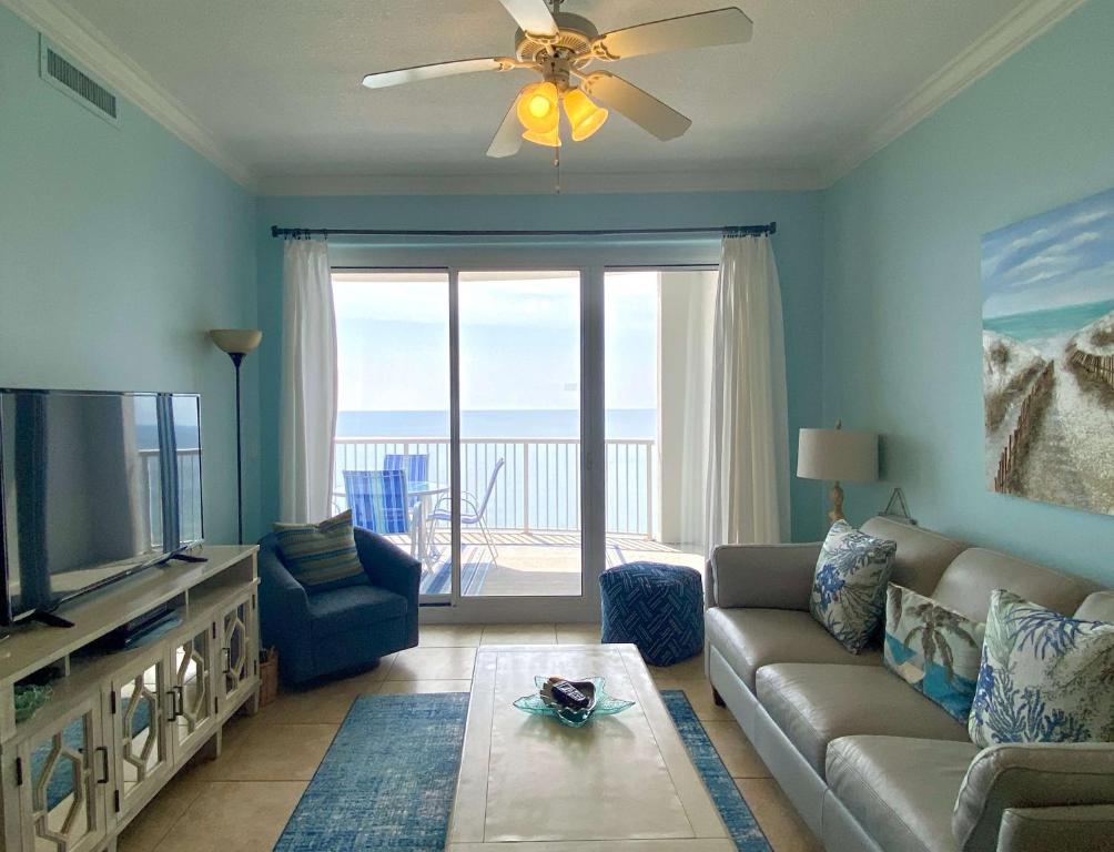 格尔夫海岸Island Royale P403 by ALBVR - Beautiful Beachfront Penthouse Level Condo!的带沙发和平面电视的客厅