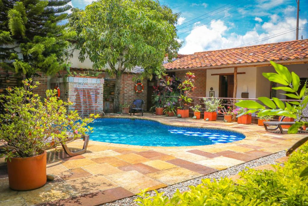 巴里查拉Hotel Casa Canela By MH的一座房子后院的游泳池