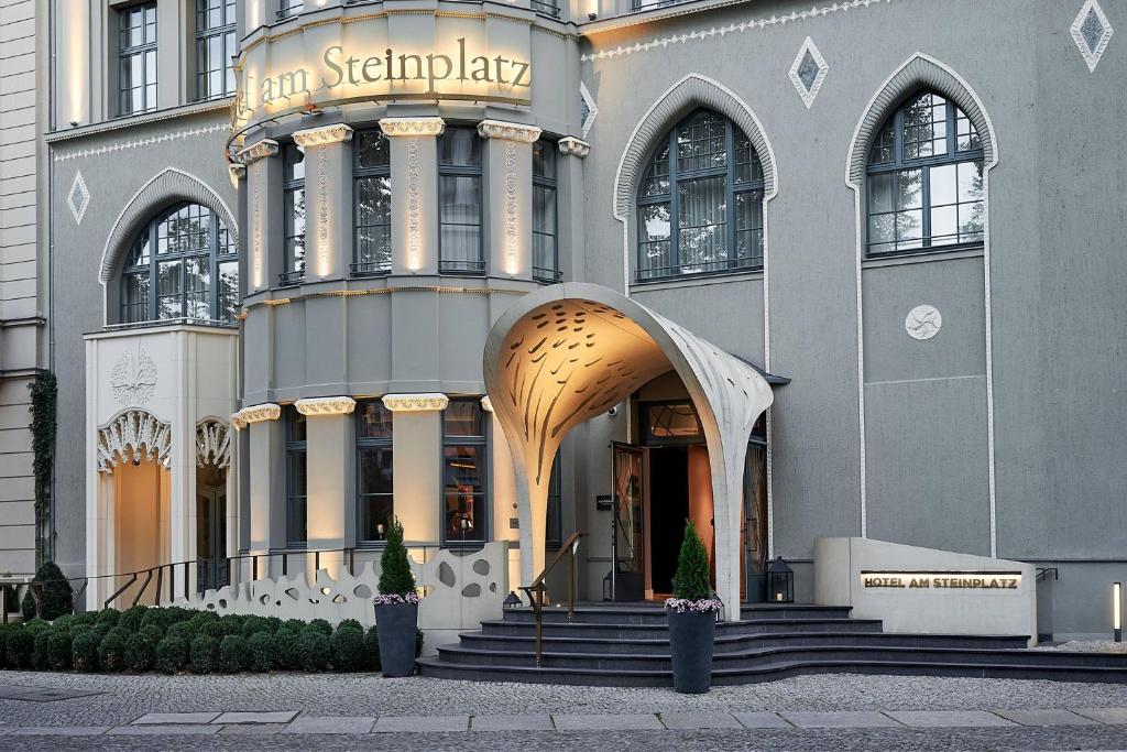 柏林傲途格精选酒店旗下斯坦普朗兹酒店的前面有标志的建筑