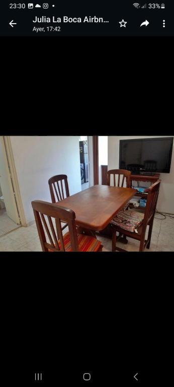 布宜诺斯艾利斯Departamento en la Boca piso 11 vista panoramica的餐桌、两把椅子和电视