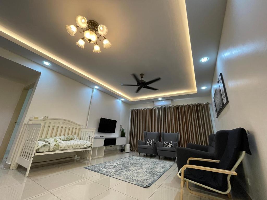 普特拉贾亚Homestay Putrajaya的客厅配有床和吊扇