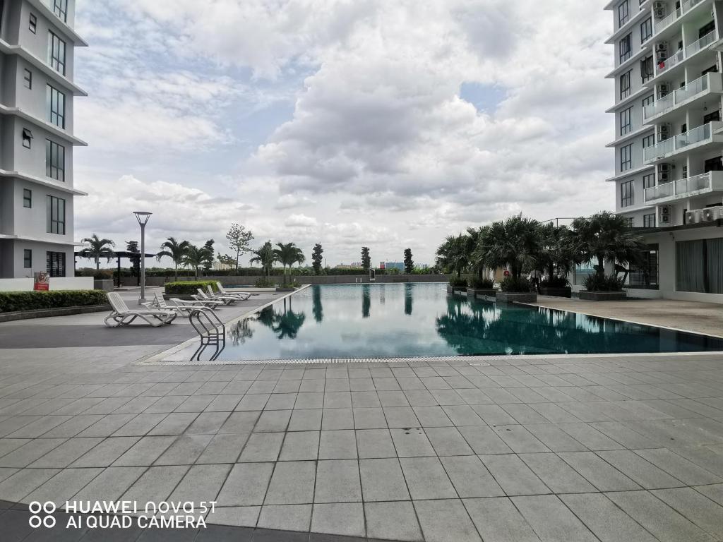 新山Platino Aparment @ Paradigm Mall的一座建筑物中央的游泳池