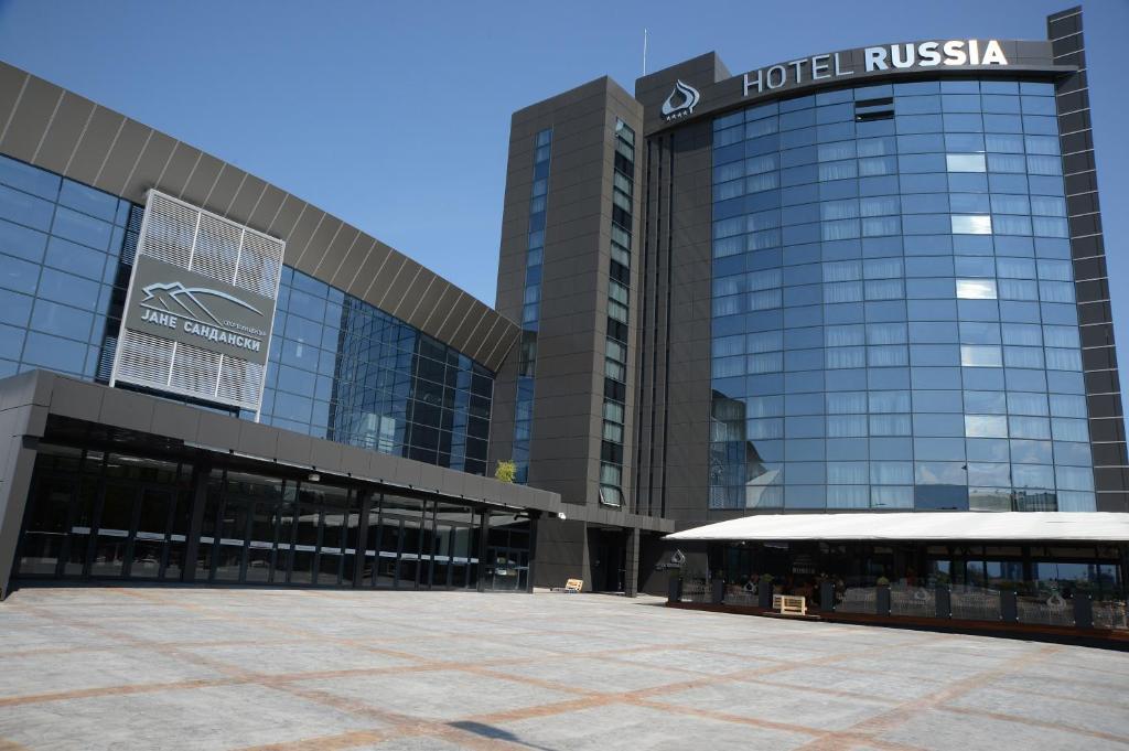 斯科普里Hotel Russia的一座大建筑,上面有酒店式路标