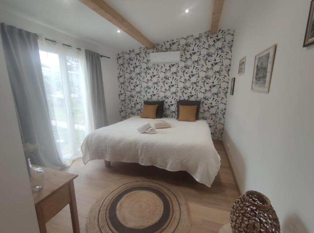 菲加里艾苏拉贝拉旅馆的卧室配有白色的床和窗户。