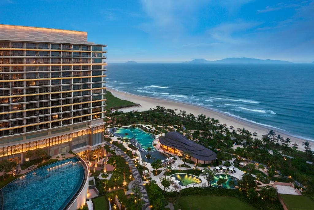 会安New World Hoiana Beach Resort的享有酒店和海滩的空中景致