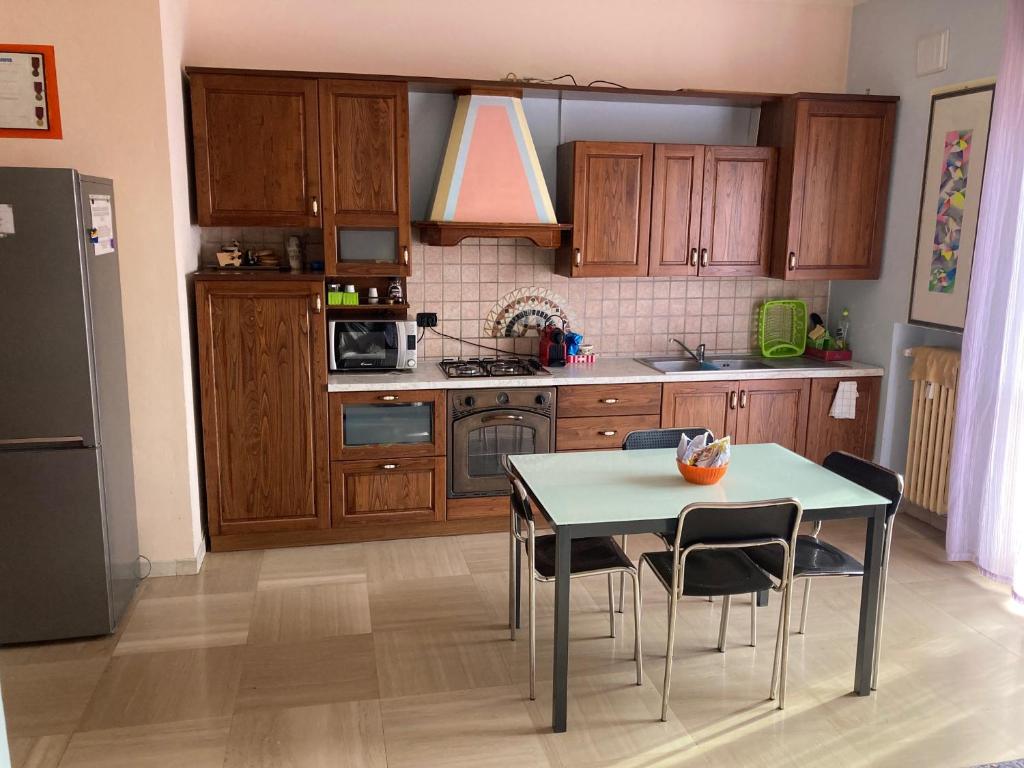 维罗纳DOLOMITI 5.3的厨房配有木制橱柜和桌椅