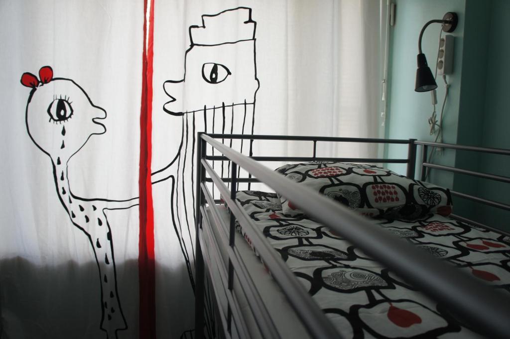 赫尔辛基甜梦旅舍的卧室配有一张壁挂式床