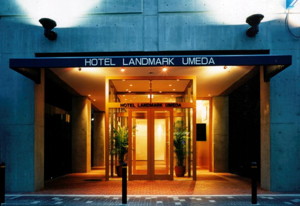 大阪梅田地标酒店的一座建筑,上面有标志,上面写着酒店地标的字条