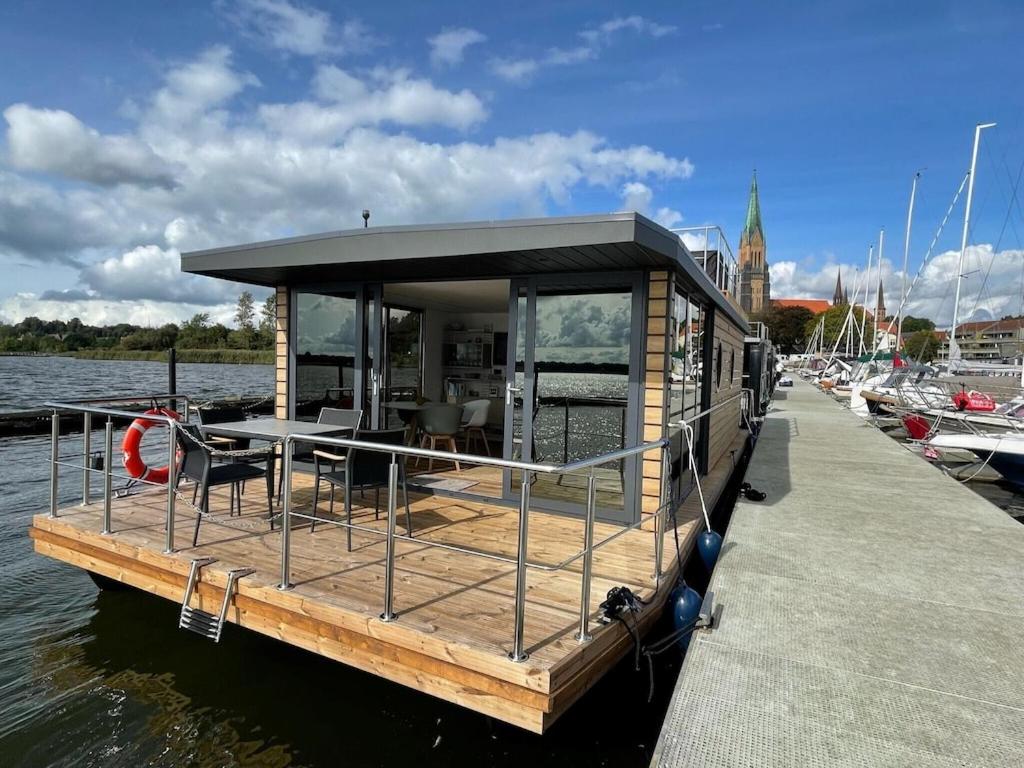 石勒苏益格Hausboot Fjord Schleiliebe mit Biosauna und Dachterrasse in Schleswig的码头上船屋