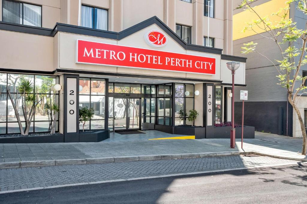 珀斯Metro Hotel Perth City的标有阅读城市地铁酒店标志的酒店
