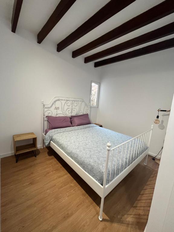 印加Casa Teatre的卧室配有白色床和紫色枕头