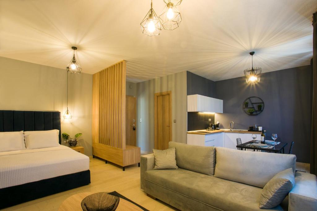 塞萨洛尼基marizas luxury suites #2的客厅配有沙发和1张床
