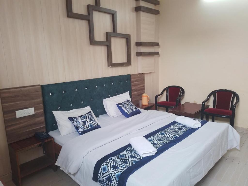 格德拉依禅酒店的一间卧室配有一张带蓝白色枕头的大床
