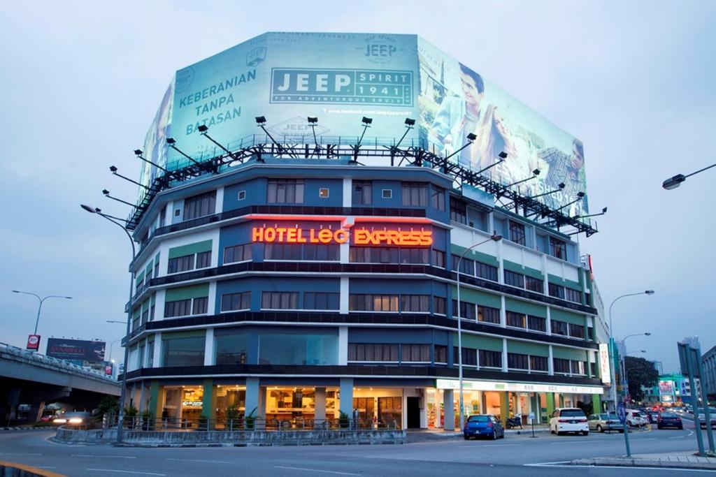 吉隆坡LEO快捷酒店 的上面有标志的酒店
