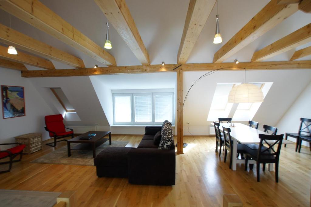 博维茨Chalet Alpina的客厅配有黑色沙发和桌子