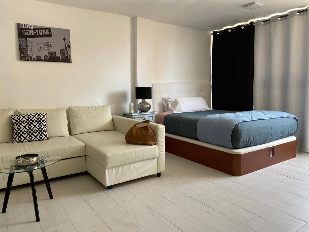 菲内斯特拉特Estudio Calafin 56的客厅配有床和沙发