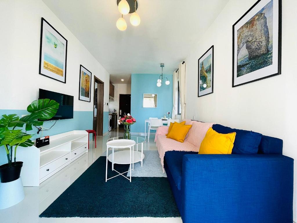 振林山Sea&CityView 2-bedroom Fully Furnished Apartment Forest City #freeWIFI的客厅配有蓝色的沙发和桌子