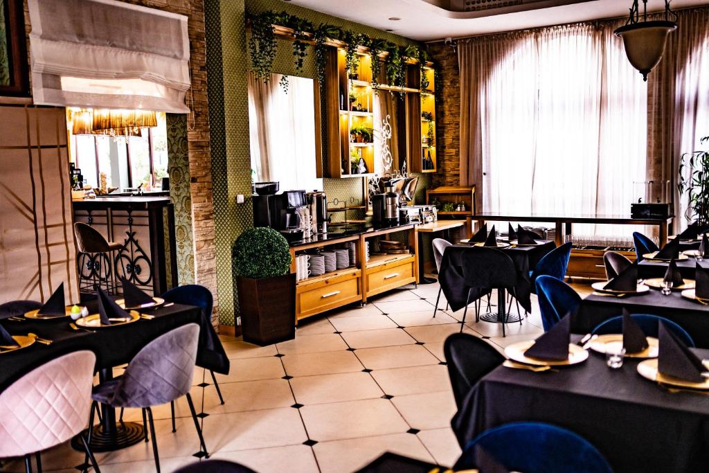 比亚韦斯托克特拉迪西亚别墅的一间带桌椅的餐厅和一间厨房