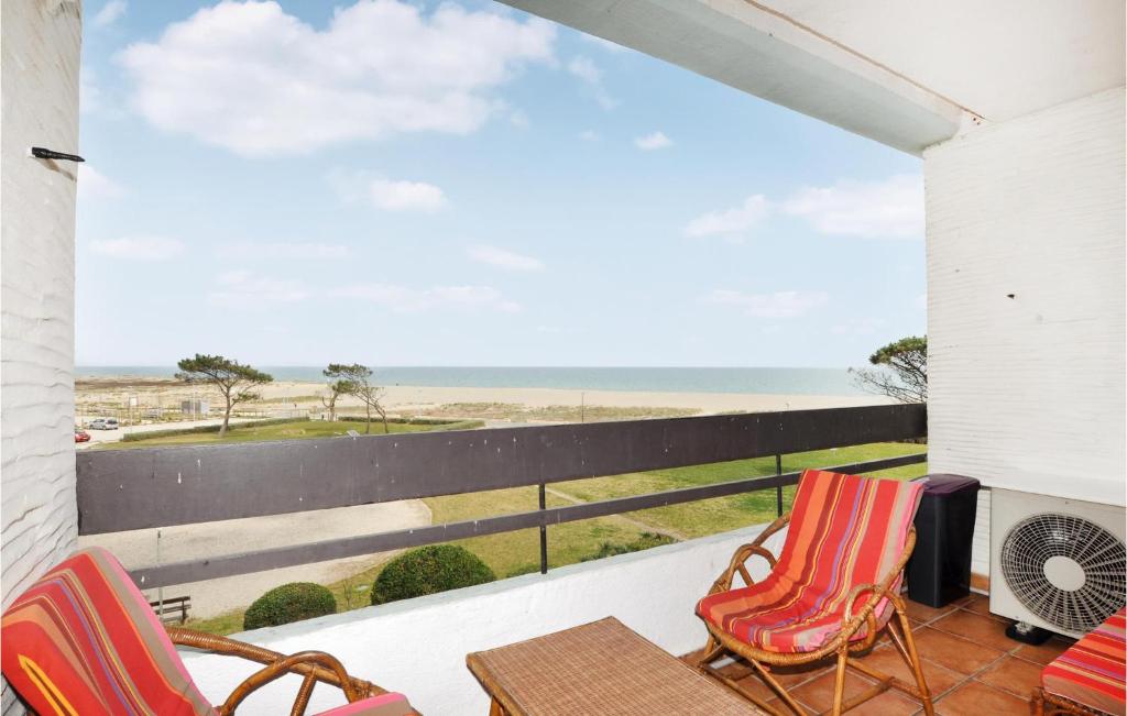 圣普里安海滩1 Bedroom Awesome Apartment In St Cyprien的阳台配有桌椅,享有海景。
